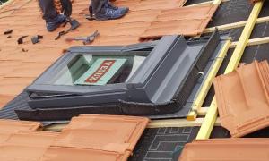 Réalisation d'une toiture avec écran sous-toiture pose de Velux et tuile marseillaise sur Antibes