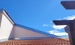 Réalisation d'une toiture sur Antibes tuile plate type marseillaise 