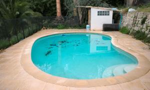 Nettoyage et traitement sur dalle de piscine 