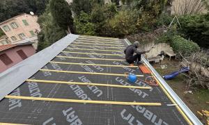 Réalisation d’une toiture à  Nice avec pause d’écran sous toiture nouveau Lito contre Lito, nouvelle Goutierre  zinc et Rive en zinc 