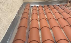 Réalisation d’une toiture à  Nice avec pause d’écran sous toiture nouveau Lito contre Lito, nouvelle Goutierre  zinc et Rive en zinc 