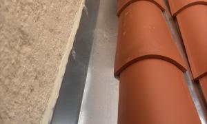 Réalisation d’une toiture à  Nice avec pause d’écran sous toiture nouveau Lito contre Lito, nouvelle Goutierre  zinc et Rive en zinc 