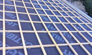 Réalisation d’une toiture à  Nice avec pause d’écran sous toiture nouveau Lito contre Lito, nouvelle Goutierre  zinc et Rive en zinc 